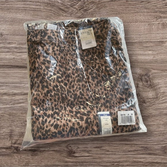 ⭐️New with Tags ⭐️Terra & Sky Women's Plus Straight Leg Jeans, Leopard print 26W - Picture 3 of 4